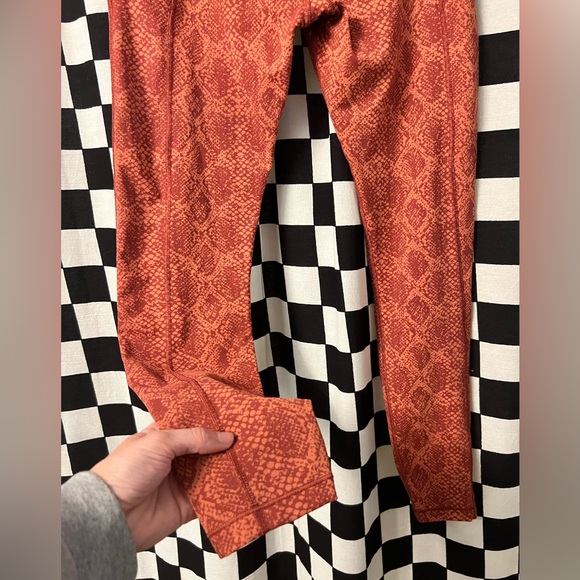 Athleta Ultimate Stash Pocket Snakeskin 7/8 Leggings - Picture 12 of 16